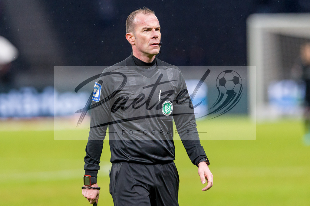 HERBOC20220204_300 | Fussball, Herren: Schiedsrichter Marco Fritz schaut bei dem Spiel der 1. Bundesliga zwischen Hertha BSC und VfL Bochum im Olypiastadion am 04.02.2022 in Berlin, Deutschland.DFB / DFL REGULATIONS PROHIBIT ANY USE OF PHOTOGRAPHS AS IMAGE SEQUENCES AND/OR QUASI-VIDEO. - Realisiert mit Pictrs.com