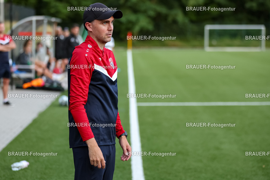 1_KFCWAT_20250723_0618.JPG -  - KFC Uerdingen - SG Wattenscheid 09 - Testspiel | Krefeld, Deutschland, 23.07.25: Trainer Julian Stöhr (KFC Uerdingen) schaut waehrend des Testspiel Spiels zwischen KFC Uerdingen - SG Wattenscheid 09 in der Covestro Sportpark am 23. July 2025 in Krefeld, Deutschland. (Foto von Stefan Brauer/Brauer-Fotoagentur)