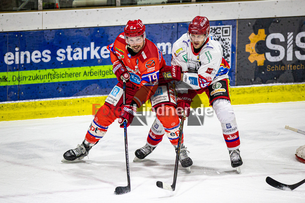 EC Peiting vs Deggendorfer SC | Eishockey Oberliga Süd Vorrunde 2024/2025, EC Peiting vs Deggendorfer SC, 20241228,Zweikampf zwischen Marco HABERMANN (ECP 19) und Benedikt SCHOPPER (DSC 29),2024-12-28 in Peiting (Eisstadion)Marco HABERMANN (ECP 19), Benedikt SCHOPPER (DSC 29)Copyright: WolfgangxLindner foto-lindner.de