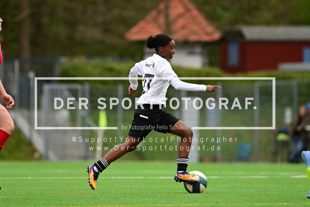 Fußball I Frauen I Saison 2025-2026 I Bezirksliga I 21. Spieltag I Harburger TB - Rahlstedter SC I 165058 | Der Sportfotograf. - Realisiert mit Pictrs.com