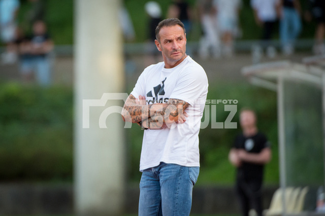 20250820_schulz_MenDui_053 | Dietmar Hirsch (MSV Duisburg,Trainer) mit verschränkten ArmenDEU, Mönchengladbach 20.08.2025 Fußball, Niederrheinpokal, Saison 2025/2026, 1. Runde, SC Victoria Mennrath - MSV Duisburg - Realisiert mit Pictrs.com