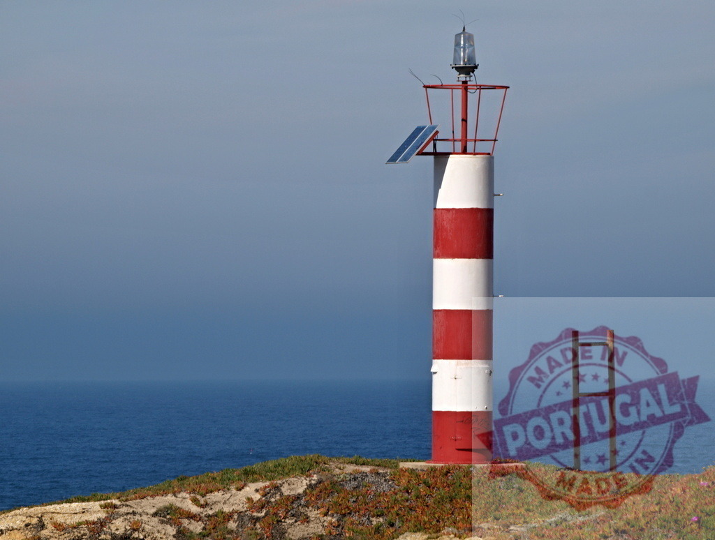 Red and white striped lighthouse providing maritime navigation | Lighthouse standing on a coastal cliff, featuring solar panels and clear blue sky - Realisiert mit Pictrs.com