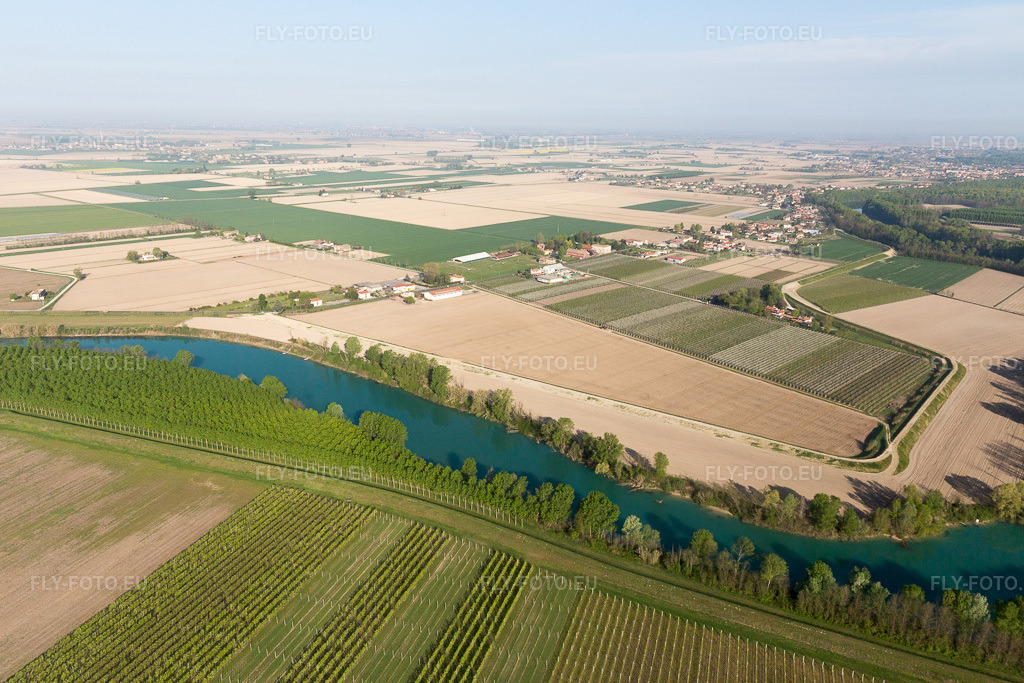 Vue aérienne: Vue de la ville à San Filippo dans le département Vénétie, Italie. Photo: IMG_098814.jpg prise le 08/04/2017 par Werner Riehm/FLY-FOTO.eu – Résolution de l'original: 5472 x 3648 px