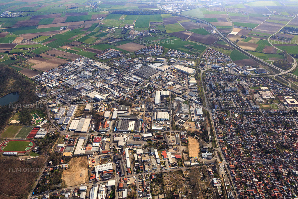 Luftbild: Industriegebiet Nord mit Picnic Fulfillment Center Viernheim und Robert Wolk Metallbau GmbH in Viernheim im Bundesland Hessen in Deutschland.Foto: IMG_077030.jpg vom 12.04.2015 durch Werner Riehm/FLY-FOTO.deAuflösung des Originals: 5099 x 3399 pxPICNIC.APP