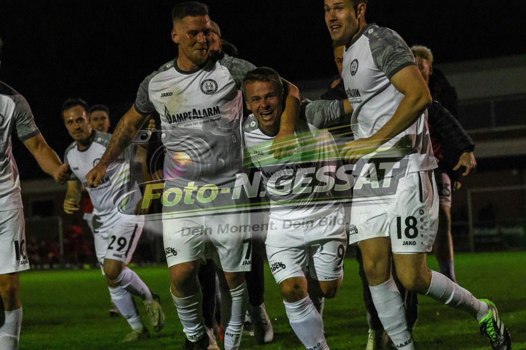 Bünder SV - FC RW Kirchlengern II | Auf dem Bild zu sehen: weiß Bünder SV: Jubel 2:1 v.l.: Fabian Schnelle, (Torschütze) Robin Luca Wolf, Yannis Bohmeyer Bünder SV, FC RW Kirchlengern II, Saison 26/27, Kreisliga A, Bünde, Deutschland - Realisiert mit Pictrs.com