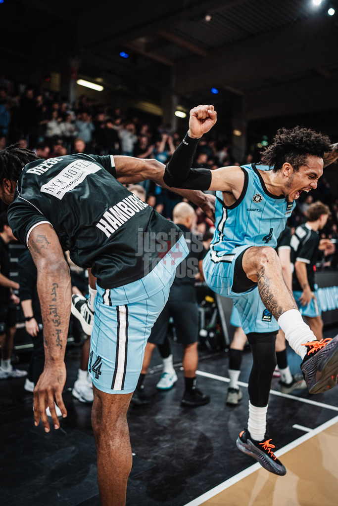 Basketball | Männer | Saison 2024/2025 | BKT EuroCup | Veolia Towers Hamburg vs. Hapoel Bank Yahav Jerusalem | 17.12.2024 | v.l. Camron Reece (#14, Veolia Towers Hamburg) und Jaizec Lottie (#4, Veolia Towers Hamburg) jubeln nach dem Sieg