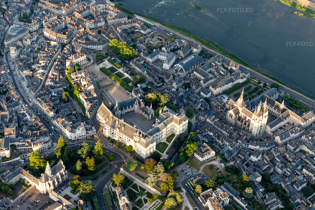 Vue aérienne: Vue de la ville à Blois dans le département Loir et Cher, France. Photo: IMG_101034.jpg prise le 23/06/2017 par Werner Riehm/FLY-FOTO.euRésolution de l'original: 4759 x 3172 px