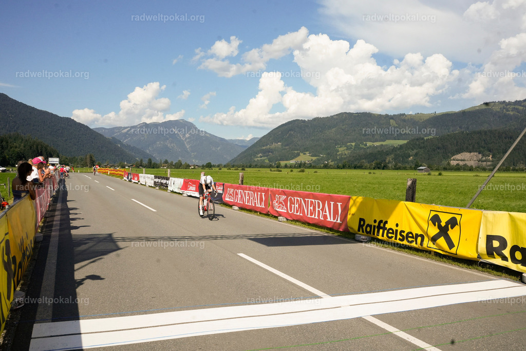 936_20230817_Bewerb_Maenner_Muehlanger | AUT - OESTERREICH, 2023-08-16: SPORT RENNRAD-FAHREN - 55. INTERNATIONALER RADWELTPOKAL IN ST. JOHANN IN TIROL  - Vintage-Radrennen mit WM-Bronze-Medaillen-Siegerin Christina Schweinberger, den Teilnehmer und Alexander Baumann (vom Orginastions-Team) - TAG 2 BEWERB MAENNER IN SECHS GRUPPEN  ; Foto: Roland Muehlanger