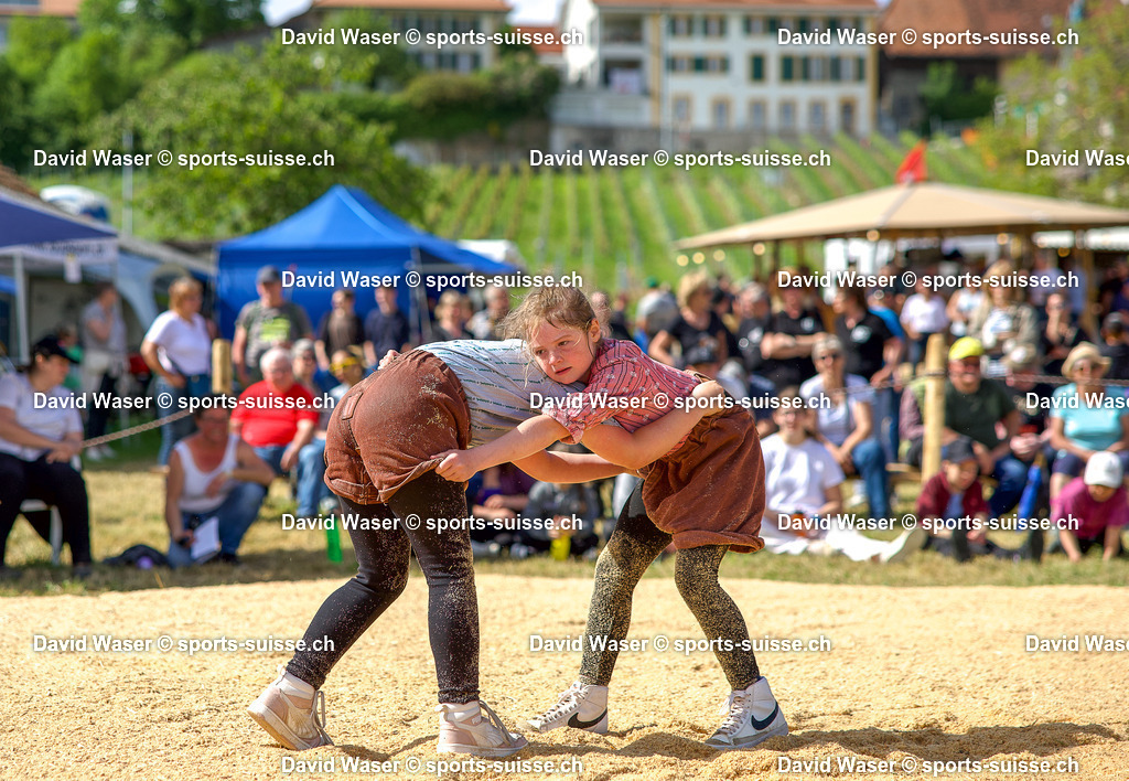 Finale Zwergli Anna Ayer __ - Graf Svenja __ Lutte suisse F_minine _ Montmagny VD_ le Samedi 3 mai 2025_ Montmagny VD. F_te _ couronne et palme Photos www.sports-suisse.ch (2) | sports-suisse.ch