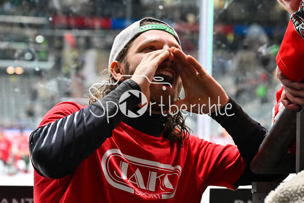Augsburger Panther - Schwenninger Wild Wings | AUGSBURG, GERMANY - 02. JANUARY: das Team der Panther feiert zusammen mit den Fans den wichtigen Heimsieg gegen die Wild Wings nach dem Match zwischen den Augsburger Panthern und den Schwenninger Wild Wings am 35. Spieltag der Penny DEL im Curt Frenzel Stadion / Anthony LOUIS (Augsburger Panther 18)