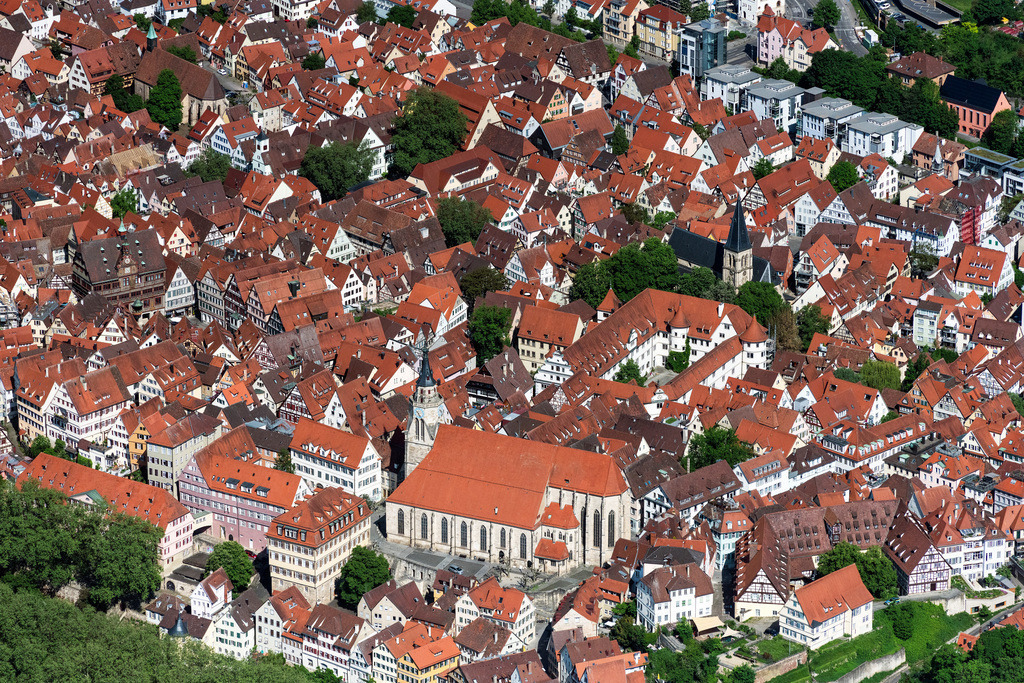 dr__0096829.jpg | TüBINGEN 19.05.2022 Kirchengebäude " Stiftskirche St. Georg " an der Straße Holzmarkt in Tübingen im Bundesland Baden-Württemberg, Deutschland. Weiterführende Informationen bei: Evangelische Stiftskirche Tübingen. // Church building " Stiftskirche St. Georg " in Tuebingen in the state Baden-Wuerttemberg, Germany. Further information at: Evangelische Stiftskirche Tuebingen. Foto: Daniel Reiter