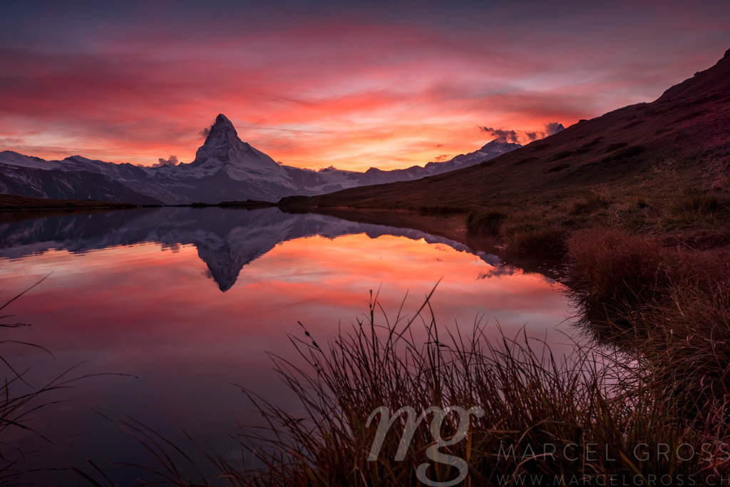 on fire | amazing sunset over Matterhorn together with my friend James Binder. Check out his pictures of the same scenery. - Realisiert mit Pictrs.com