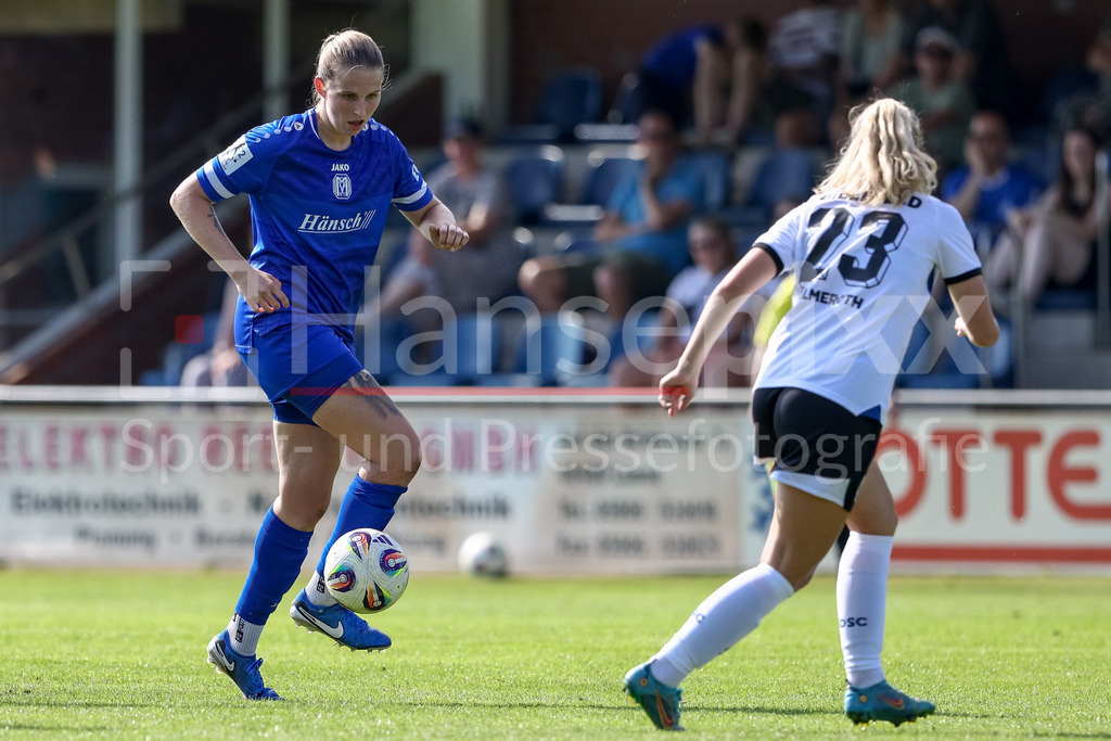 Fussball, Testspiel Frauen, SV Meppen - DSC Arminia Bielefeld | v.li.: Lara Hohm (SV Meppen, 16) und Maren Allmeroth (geb. Tellenbröker, DSC Arminia Bielefeld, 23) im Zweikampf, Duell, Dynamik, Aktion, Action, Spielszene