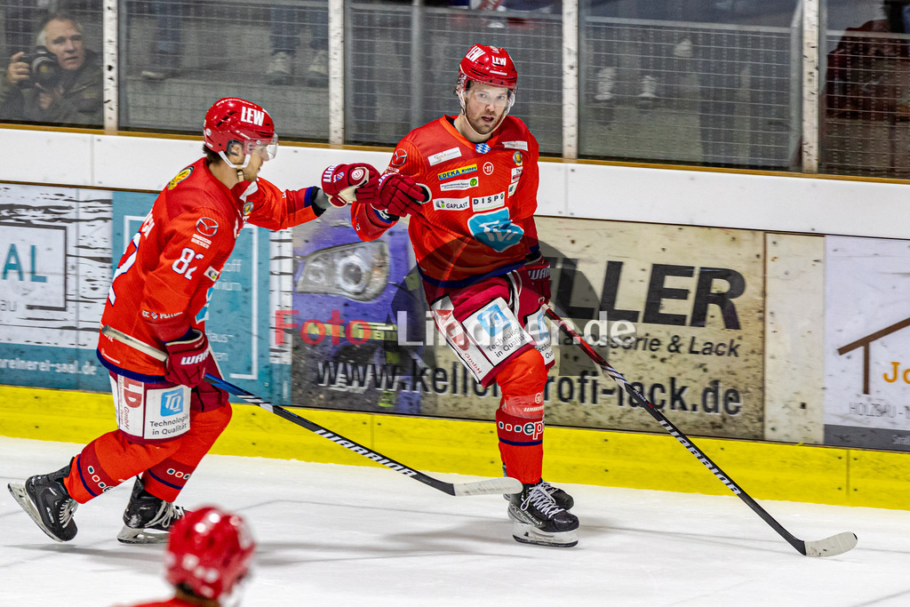 EC Peiting vs EV Füssen | Eishockey Oberliga Süd 2023/2024, EC Peiting vs EV Füssen, 20231029,
Dennis KRUTSCH (ECP 82) und Brett OUDERKIRK (ECP 9),
2023-10-29 in Peiting (Eisstadion)
82 Dennis KRUTSCH (ECP 82), 9 Brett OUDERKIRK (ECP 9)
Copyright: WolfgangxLindner sportworld
