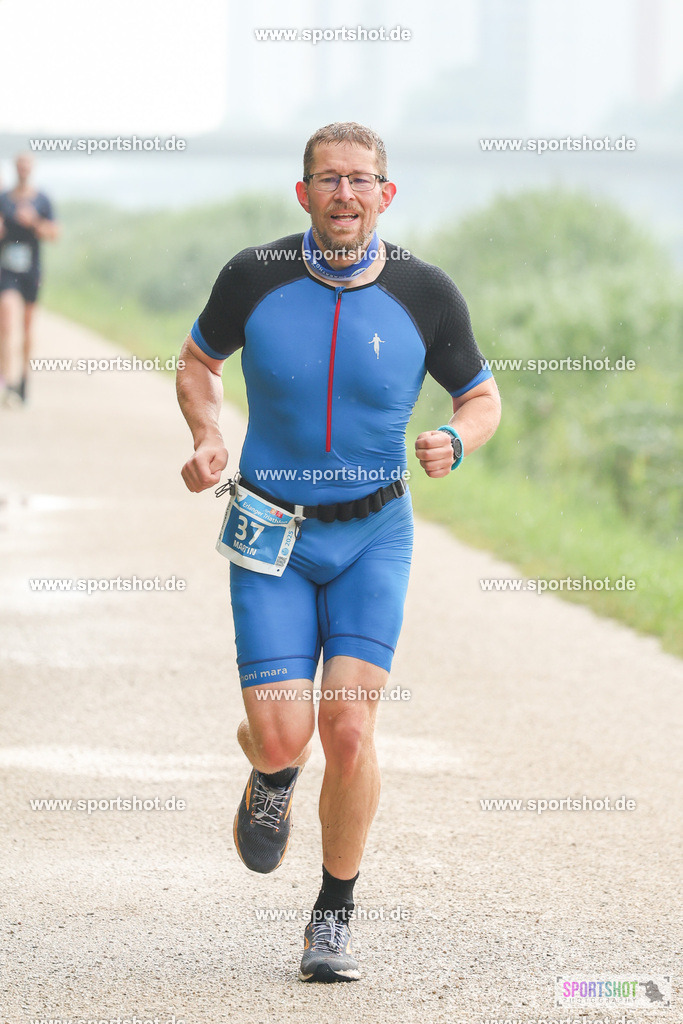 LUR_1166 | 34. M-net Erlanger Triathlon 2025 #erlangertriathlon  #mnettriathlon2025 #mnettriathlon #team #olympischedistanz #mitteldistanz #triathlon #maindonaukanal  #erlangertriathlon2025 #yourpictrs #tv1848 #tv1848erlangen  #triathlonbayern #sportinerlangen #demsportverbunden #sportshot_your_pictrs Copyright: www.sportshot.de