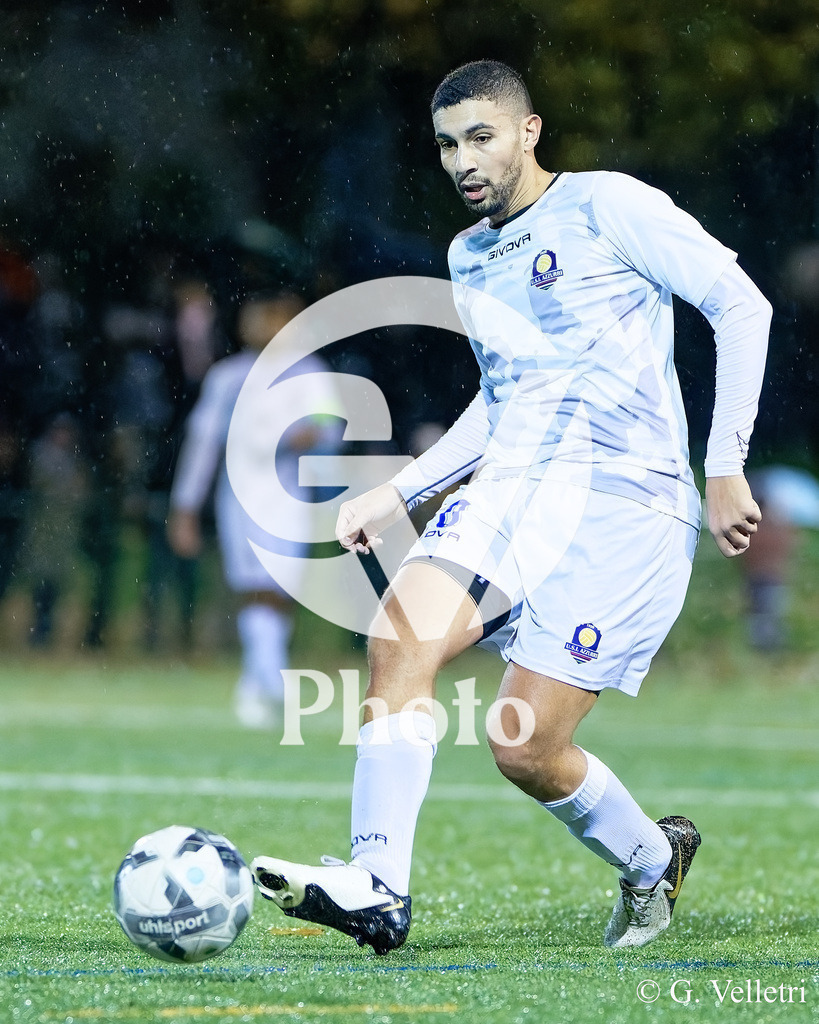 2eme ligue - CS Italien - USI Azzurri | Mehdi Oueslati (20 USI Azzurri) en action (gros plan) durant le match de 2eme ligue entre CS Italien et USI Azzurri au Stade du Bois-de-la-Bâtie à Petit-Lancy, Suisse