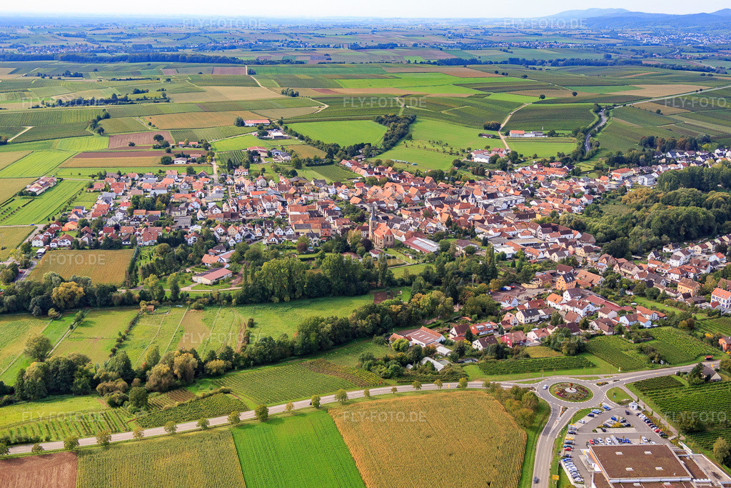 Luftbild: Ortsansicht von Nordosten im Ortsteil Ingenheim in Billigheim-Ingenheim im Bundesland Rheinland-Pfalz in Deutschland. Foto: IMG_072723.jpg vom 19.09.2014 durch Werner Riehm/FLY-FOTO.deAuflösung des Originals: 5200 x 3467 px