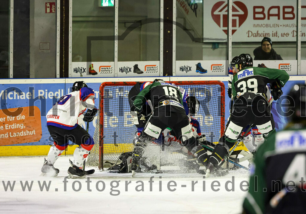 2023-01-22_035_Eishockey_TSV_Erding_gegen_ESC_Dorfen | Erding, Deutschland, 22.01.2023:
Eishockey, Bayernliga 2022 / 2023, 29. Spieltag, TSV Erding gegen ESC Dorfen, Endergebnis: 6:2

Daniel Krzizok (Erding Gladiators, #18), Torwart Maximilian Englbrecht (ESC Dorfen, #45), Thomas Plihal (Erding Gladiators, #39)

Foto: Christian Riedel / fotografie-riedel.net