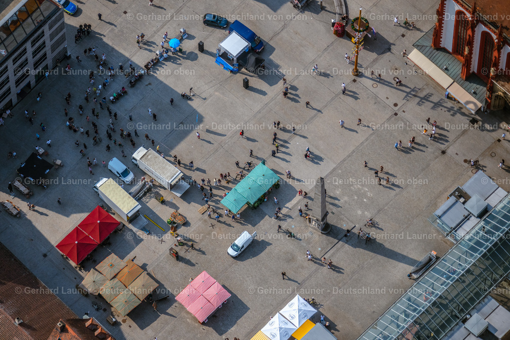 4047611 | WüRZBURG 21.08.2021 Verkaufs- und Imbißstände und Handelsbuden am Marktplatz im Ortsteil Altstadt in Würzburg im Bundesland Bayern, Deutschland. // Sale and food stands and trade stalls in the market place on Marktplatz in the district Altstadt in Wuerzburg in the state Bavaria, Germany. Foto: Gerhard Launer