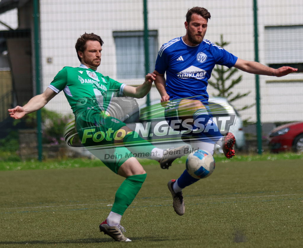 Bünder SV - SV Enger-Westerenger, | Auf dem Bild zu sehen: grün Bünder SV: Denis Müller ; blau SV Enger-Westerenger: Danny Alves-Rei Bünder SV, SV Enger-Westerenger, Saison 25/26, Kreisliga A, Bünde, Deutschland - Realisiert mit Pictrs.com