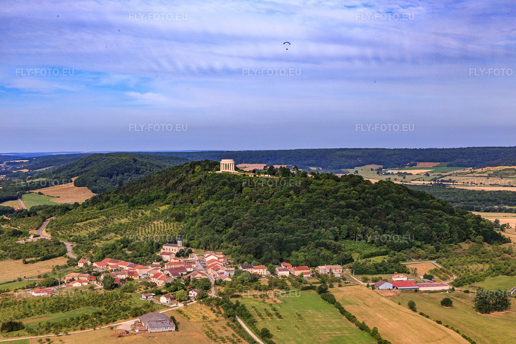 Vue aérienne: Mémorial de guerre américain Butte de Montsec à Montsec dans le département Meuse, France – .Photo: IMG_083301.jpg prise le 12/07/2015 par Werner Riehm/FLY-FOTO.eu – Résolution de l'original: 5472 x 3648 px – Montsec American Monument - American Battle Monuments Commission (ABMC)