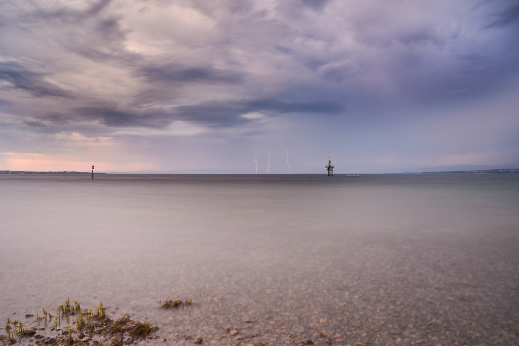 Drei Blitze über dem Bodensee | Ein Gewitter zieht am frühen Morgen über den Bodensee. Drei Blitze, mit einer Langzeitbelichtung eingefangen. - Realized with Pictrs.com