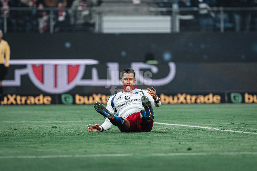 Fußball | Männer | Saison 2024/2025 | 2. Fußball-Bundesliga | 18. Spieltag | Hamburger SV vs. 1. FC Köln | 18.01.2025 | Davie Selke (#27, HSV) streckt die Zunge raus nach einer vergebenen Chance