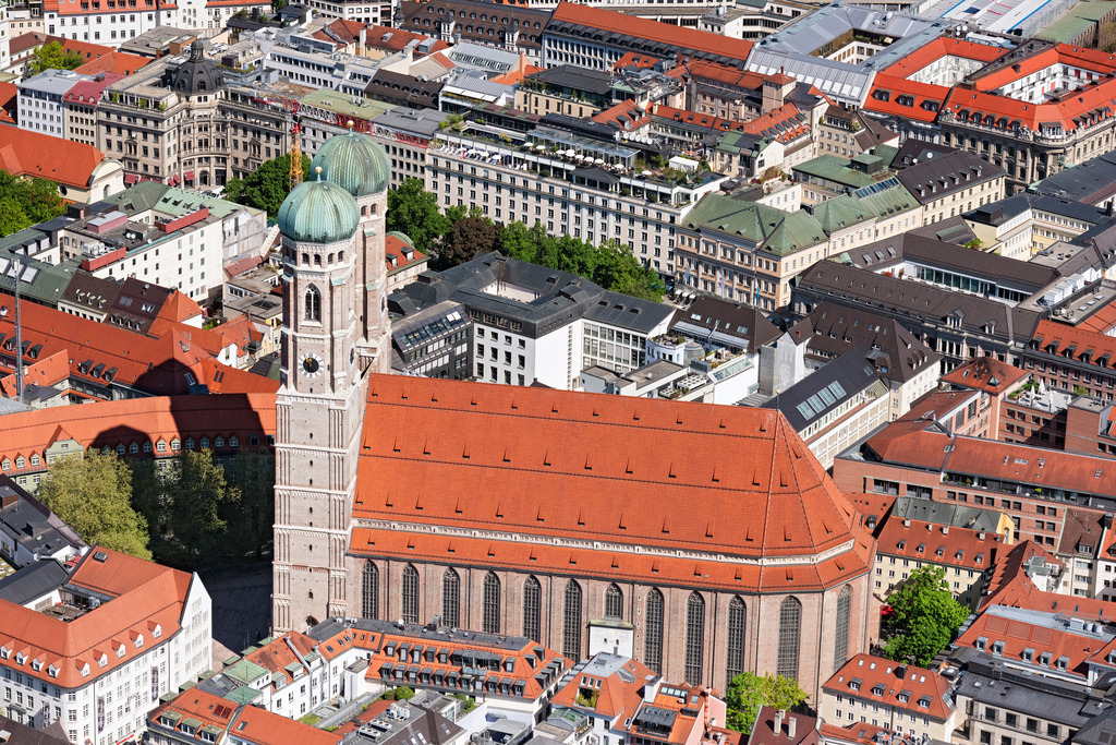 dr__0063566.jpg | MüNCHEN 29.04.2025 Kirchengebäude Frauenkirche - Peterskirche - Heilig Geist im Ortsteil Altstadt in München im Bundesland Bayern, Deutschland. Weiterführende Informationen bei: Landeshauptstadt München,  Metropolitanpfarrei Zu Unserer Lieben Frau,  Stadtwerke München GmbH. // Church building Frauenkirche - Peterskirche - Heilig Geist in the district Altstadt in Munich in the state Bavaria, Germany. Further information at: Landeshauptstadt Muenchen,  Metropolitanpfarrei Zu Unserer Lieben Frau,  Stadtwerke Muenchen GmbH. Foto: Daniel Reiter