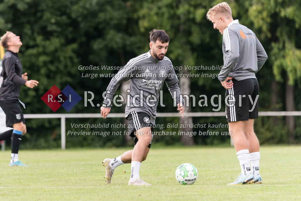 RS-1-001888 | Arif Mete Kilic (#26, Reinfeld) wärmt sich in der Halbzeitpause auf.