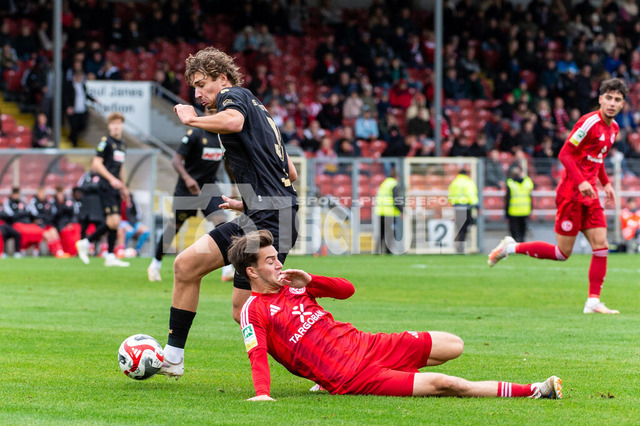 20241102_NSZ_5518 | Maximilian Fischer (Fortuna Köln,No.03) geht an David Savic (Fortuna Düsseldorf U23,No.12) vorbeiDEU, Düsseldorf, 02.11.2024 Fußball, Regionalliga West, Saison 2024/2025, 14. Spieltag, Fortuna Düsseldorf U23 - SC Fortuna Köln - Realisiert mit Pictrs.com