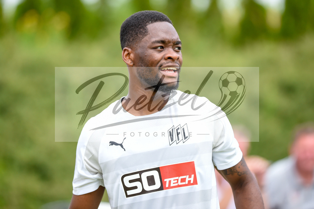 BSBOSN_20210626_0067 | Fussball, Herren: Ba-Muaka Simakala (VfL Osnabrueck) schaut beim Testspiel zwischen TuS Bersenbrueck und VfL Osnabrueck im Hasestadion am 26.06.2021 in Bersenbrueck, Deutschland. - Realisiert mit Pictrs.com