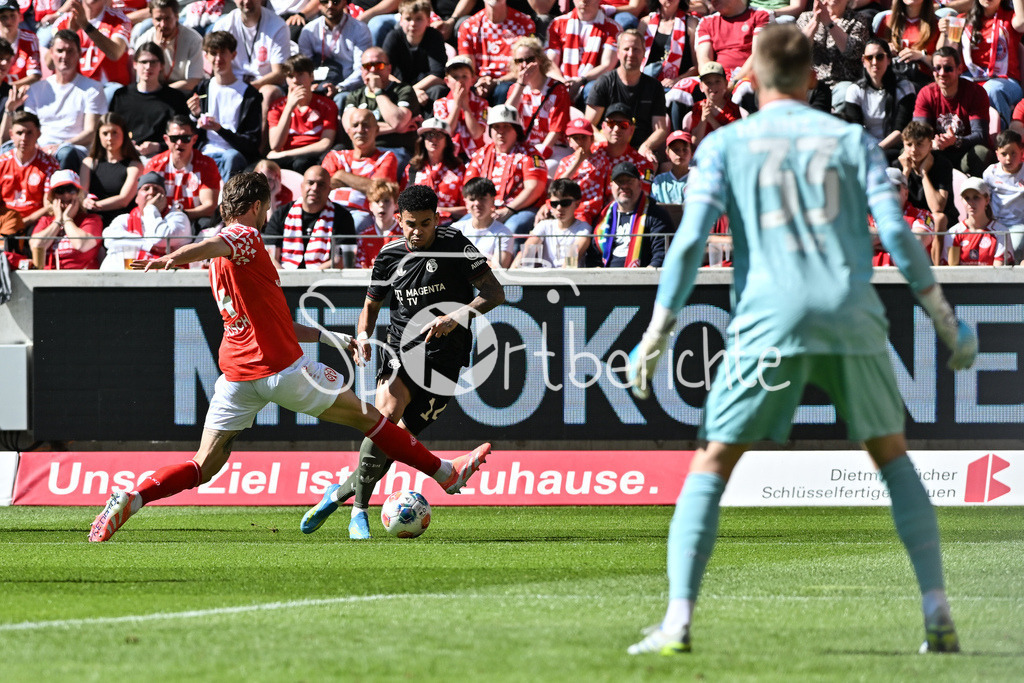1. FSV Mainz 05 - FC Bayern München | MAINZ, GERMANY - 25. APRIL: im Duell Stefan POSCH (1. FSV Mainz 05 4) und Luis DIAZ (FC Bayern Munich 14) während dem Bundesligamatch zwischen dem 1. FSV Mainz 05 und dem FC Bayern München am 31. Spieltag in der MEWA Arena / DFL REGULATIONS PROHIBIT ANY USE OF PHOTOGRAPHS AS IMAGE SEQUENCES AND/OR QUASI-VIDEO