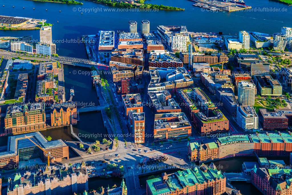 Hamburg_Hafencity_Berseeboulevard_ELS_8796160625 | HAMBURG 16.06.2025 Baustelle zum Neubau des Gebäudekomplexes des Einkaufszentrum am Überseequartier am Chicagokai - Osakaallee "Westfield" im Bereich des ehemaligen Grasbrooks im Ortsteil Hafencity in Hamburg, Deutschland. Weiterführende Informationen bei: CHRISTIAN DE PORTZAMPARC,  Depenbrock Bau GmbH & Co. KG,  F + Z Baugesellschaft, Zweigniederlassung der Hecker Bau GmbH & Co. KG,  Stump-Franki Spezialtiefbau GmbH,  Unibail-Rodamco Germany GmbH,  Unibail-Rodamco ÜSQ Süd Quartiersmanagement GmbH. // Construction site for the new building complex of the shopping center at Ueberseequartier at Chicagokai - Osakaallee in the area of the former Grasbrooks in the Hafencity district in Hamburg, Germany. Further information at: CHRISTIAN DE PORTZAMPARC,  Depenbrock Bau GmbH & Co. KG,  F + Z Baugesellschaft, Zweigniederlassung der Hecker Bau GmbH & Co. KG,  Stump-Franki Spezialtiefbau GmbH,  Unibail-Rodamco Germany GmbH,  Unibail-Rodamco UeSQ Sued Quartiersmanagement GmbH. Foto: Martin Elsen