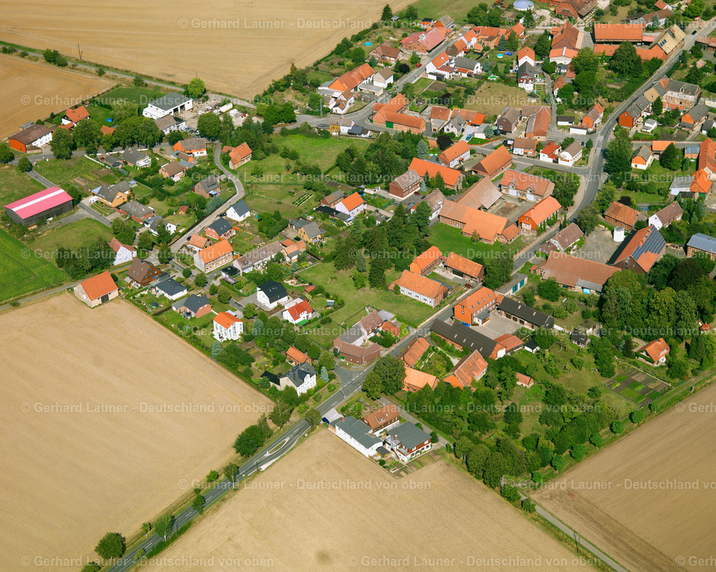 2638797 | OHLENDORF 23.08.2006 Landwirtschaftliche Nutzflächen und Feldgrenzen  umsäumen das Siedlungsgebiet des Dorfes in Ohlendorf im Bundesland Niedersachsen, Deutschland // Agricultural land and field boundaries surround the settlement area of the village  in Ohlendorf in the state Lower Saxony, Germany Foto: Gerhard Launer
