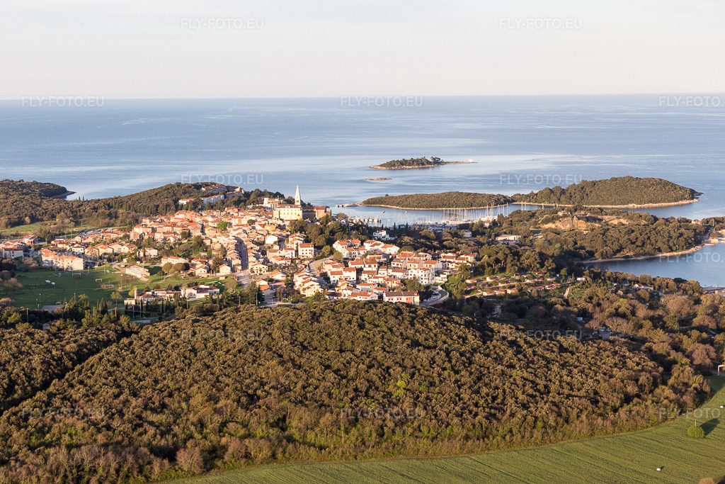 Vue aérienne: Vue de la ville à Stancija Valkanela dans le département Gespanschaft Istrien, Croatie. Photo: IMG_106227.jpg prise le 14/04/2018 par Werner Riehm/FLY-FOTO.eu – Résolution de l'original: 5472 x 3648 px