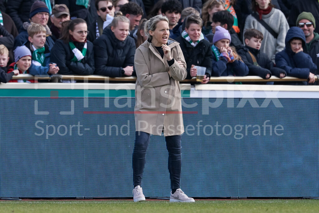 Fussball, Google Pixel Frauen-Bundesliga, SV Werder Bremen - SGS Essen | Friederike Kromp (Fritzy Kromp, Trainerin, Cheftrainerin, SV Werder Bremen) ruft, brüllt, schreit, gibt Anweisungen, DIE DFB-RICHTLINIEN UNTERSAGEN JEGLICHE NUTZUNG VON FOTOS ALS SEQUENZBILDER UND/ODER VIDEOÄHNLICHE FOTOSTRECKEN. DFB REGULATIONS PROHIBIT ANY USE OF PHOTOGRAPHS AS IMAGE SEQUENCES AND/OR QUASI-VIDEO.