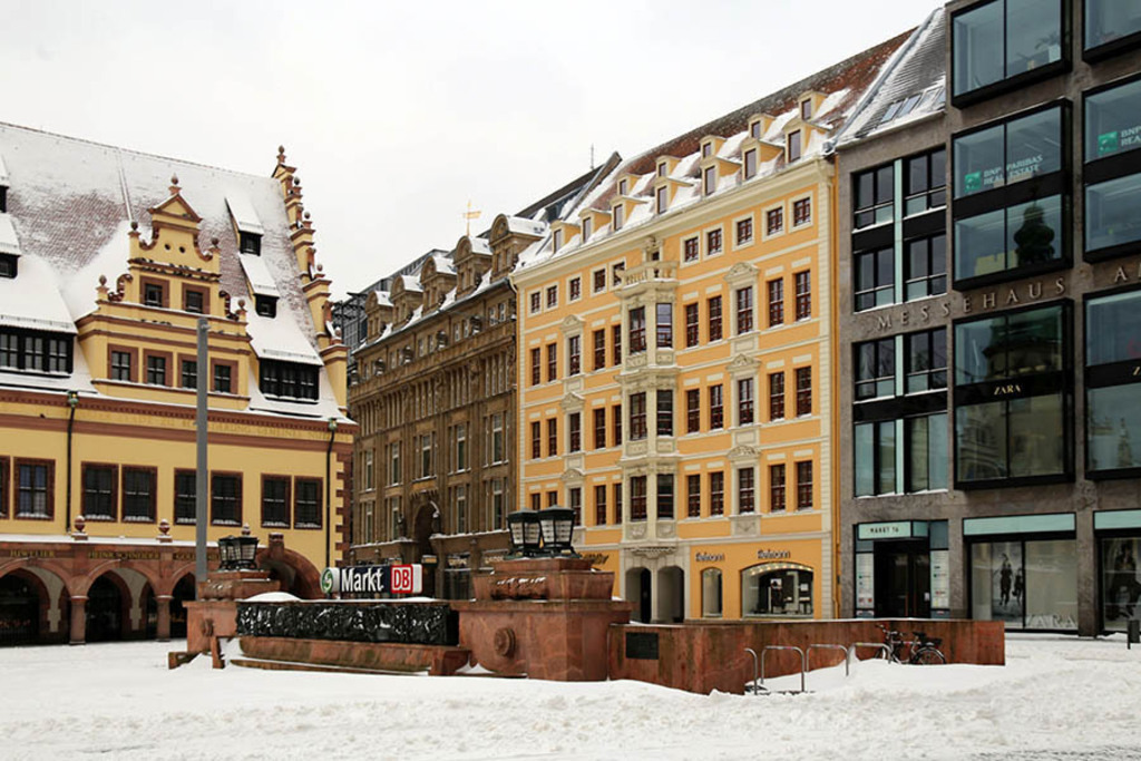 Königshaus und Untergrundmessehaus im Winter | Entdecke über 20 Kategorien Leipzig-Motive: Foto-Downloads, hochwertige Poster, Leinwand- & Fine-Art-Prints. Jetzt Lieblingsfoto im Bildlexikon Leipzig Shop bestellen!