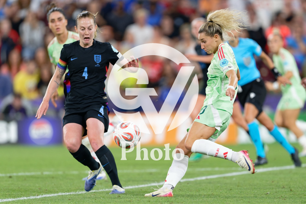 England v Italy - UEFA Women's EURO 2025 Semi-Final | GENEVA, SWITZERLAND - JULY 22: Emma Severini of Italy (R) shoots under pressure from Keira Walsh of England (L)   during the UEFA Women's EURO 2025 Semi-Final match between England and Italy at Stade de Geneve on July 22, 2025 in Geneva, Switzerland. (Photo by Giuseppe Velletri/Sports Press Photo/Getty Images)