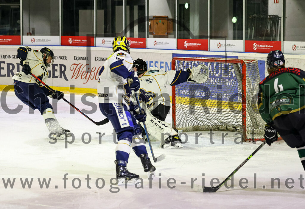 2022-11-26_070_TSV_Erding_gegen_ESC_Geretsried | Erding, Deutschland, 26.11.2022:
Eishockey, Bayernliga U20 2022 / 2023, xx. Spieltag, TSV Erding gegen ESC Geretsried, Endergebnis: 5:3

Martin Sanner (ESC Geretsried, #28), Matthias Hölzl (ESC Geretsried, #12), Torwart Jan Philipp Marco (ESC Geretsried, #30), Marek Schlammer (Erding Gladiators, #4)

Foto: Christian Riedel / fotografie-riedel.net