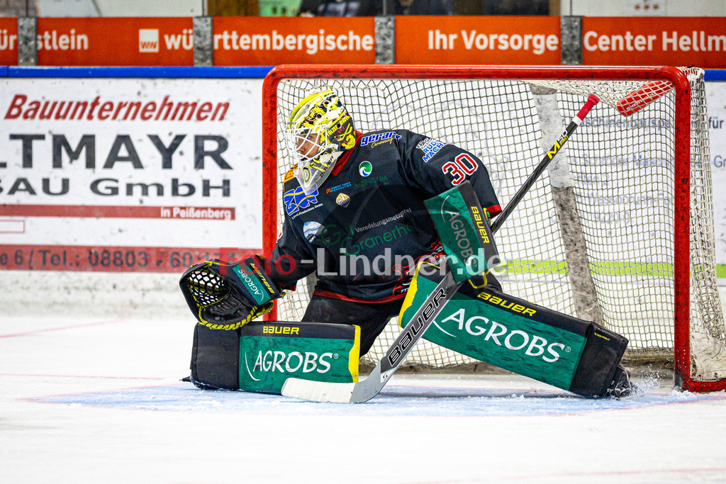 Peißenberg MINERS gegen ESC Geretsried RIVERRATS | Eishockey Bayernliga 2025/26 Vorrunfe, Peißenberg MINERS gegen ESC Geretsried RIVERRATS, 20251019,Joshua BARON (MINERS Goali 30) in Aktion,2025-10-19 in Peißenberg (flatbuy Arena Peißenberg), Joshua BARON (MINERS Goali 30)Copyright: WolfgangxLindner www.foto-lindner.de