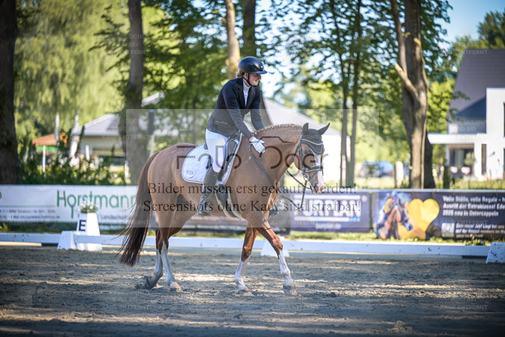 DOS_5695 | Entdecke hochwertige Reitturnierfotos von Foto Oger. Professionell, emotional und authentisch – jetzt Lieblingsmomente im Shop bestellen. - Realisiert mit Pictrs.com