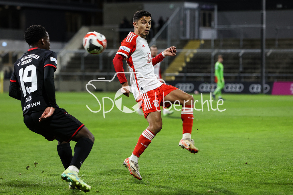 FC Bayern Amateure - FC Wuerzburger Kickers | Benjka CACIEL (FWK #19) im Duell mit Davide Dell'ERBA (FCB #19) / Zweikampf