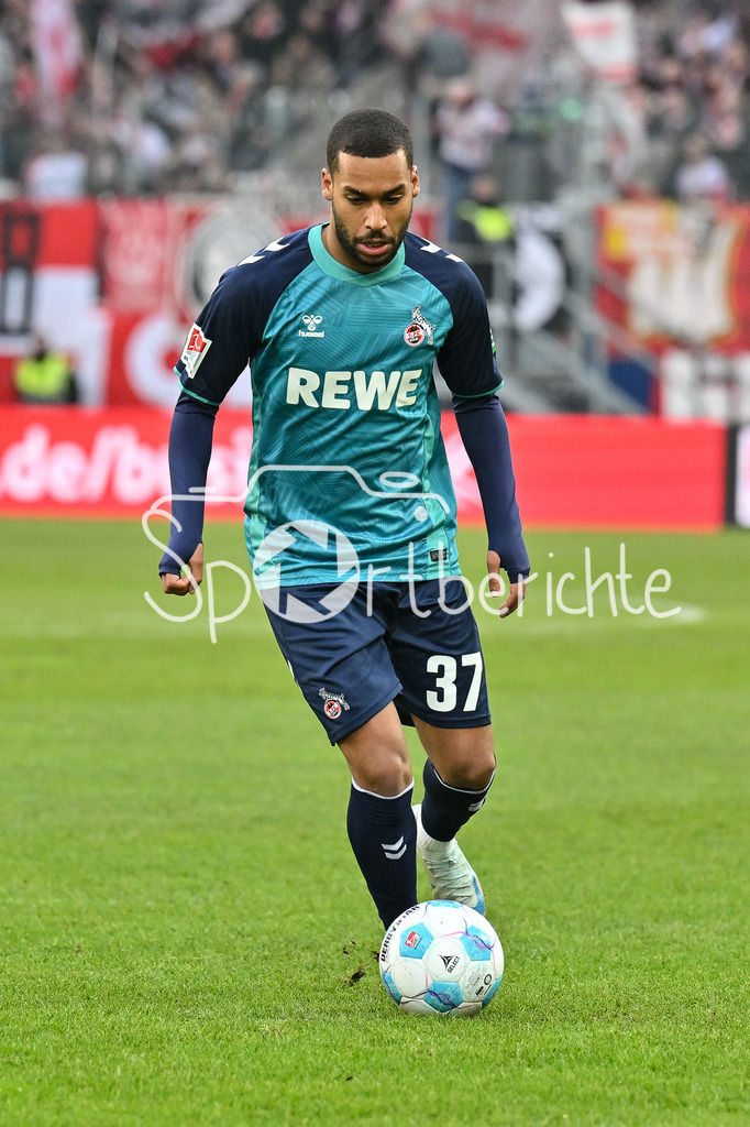 SSV Jahn Regensburg - 1. FC Köln | am Ball Linton MAINA (1. FC Koeln 37) / Freisteller / Einzelfoto / 2. Bundesliga: SSV Jahn Regensburg - 1. FC Koen, Jahnstadion am 08.12.2024