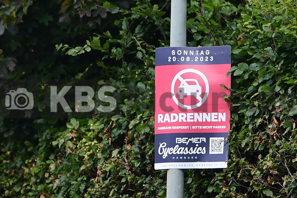 KBS Picture_Cyclassics-Hamburg2023_200823_031 | Cyclassics auf der Hamburger Strasse in Rellingen Hinweisschild ,Bemer Cyclassics Hamburg Radrennen 2023 , Durch Hamburg und Schleswig-Holsten ,UCI-WorldTour-Rennen Profi-Elite Herren ca.200KM , Amateurradfahrer Jedermann Rennen 60KM ,Amateurradfahrer Jedermann Rennen 100KM , - Realisiert mit Pictrs.com