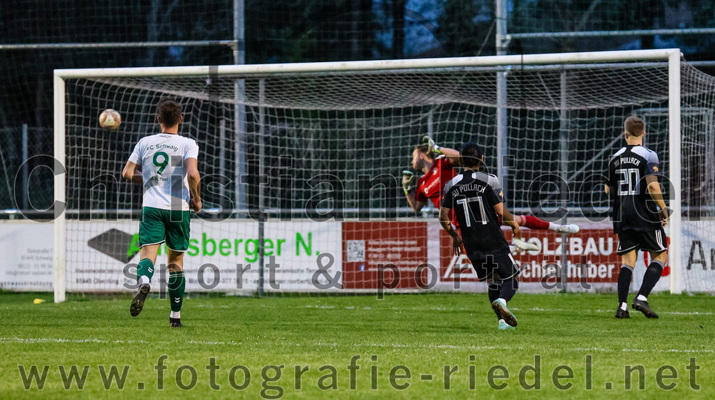 2024-04-05_066_FC_Schwaig_gegen_SV_Pullach | Oberding, Deutschland, 05.04.2024:
Fußball, Landesliga Südost 2023 / 2024, 28. Spieltag, FC Schwaig gegen SV Pullach, Endergebnis: 2:0

Raffael Ascher (FC Schwaig, #9), Torwart Leopold Bayerschmidt (SV Pullach, #25), Keita Kawai (SV Pullach, #17), Linus Radau (SV Pullach, #20)

Foto: Christian Riedel / fotografie-riedel.net