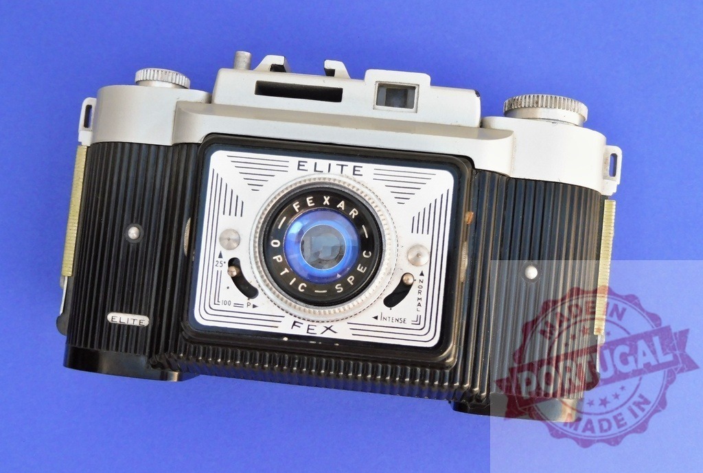 Fex Elite vintage analog camera on blue background | Fex Elite vintage analog camera with Fexar Optic Spec lens, capturing retro photography - Realisiert mit Pictrs.com