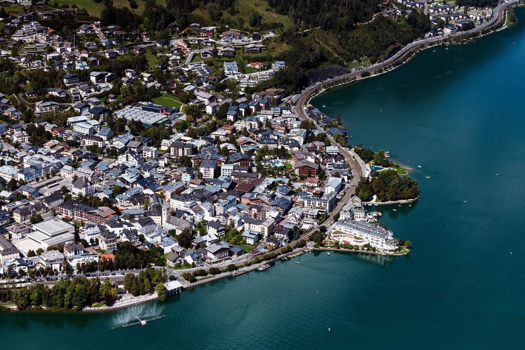 dr__0077338.jpg | ZELL AM SEE 06.09.2021 Gebäudekomplex der Hotelanlage " GRAND HOTEL ZELL AM SEE " an der Straße Esplanade in Zell am See in den Alpen in Salzburg, Österreich. Weiterführende Informationen bei: GRAND HOTEL ZELL AM SEE,  Stadt Zell am See. // Complex of the hotel building " GRAND HOTEL ZELL AM SEE " on street Esplanade in Zell am See in the Alps in Salzburg, Austria. Further information at: GRAND HOTEL ZELL AM SEE,  Stadt Zell am See. Foto: Daniel Reiter