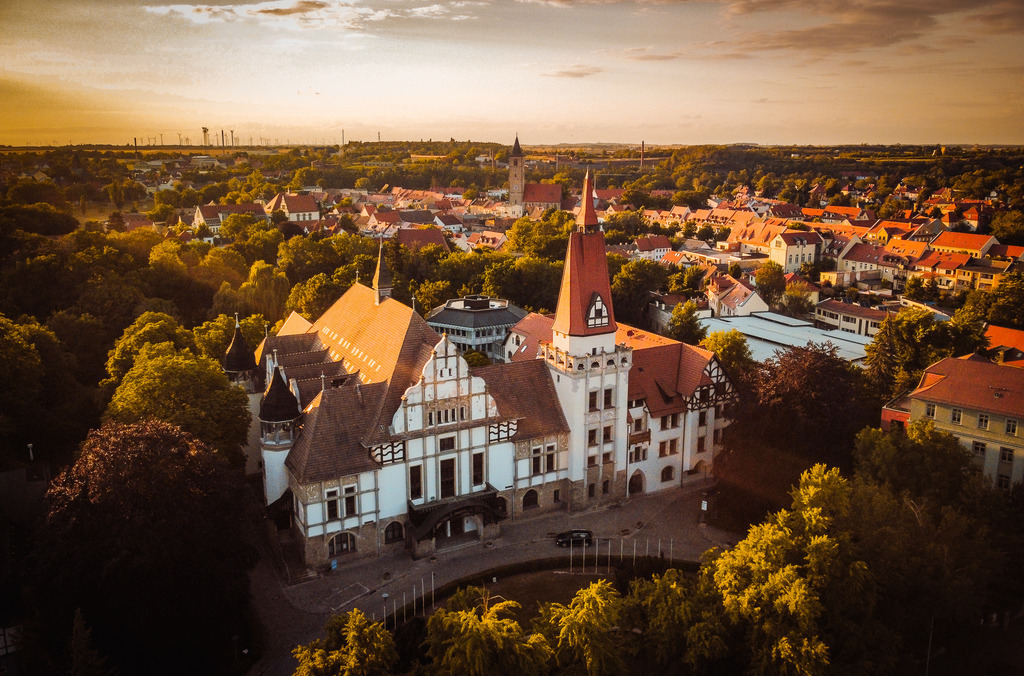 Kurhaus Bernburg im Sonnenuntergang | Wir machen aus Ihren Bildern Erinnerungen für die Ewigkeit | Hochwertige Fotografien für Ihr zu Hause. - Realisiert mit Pictrs.com