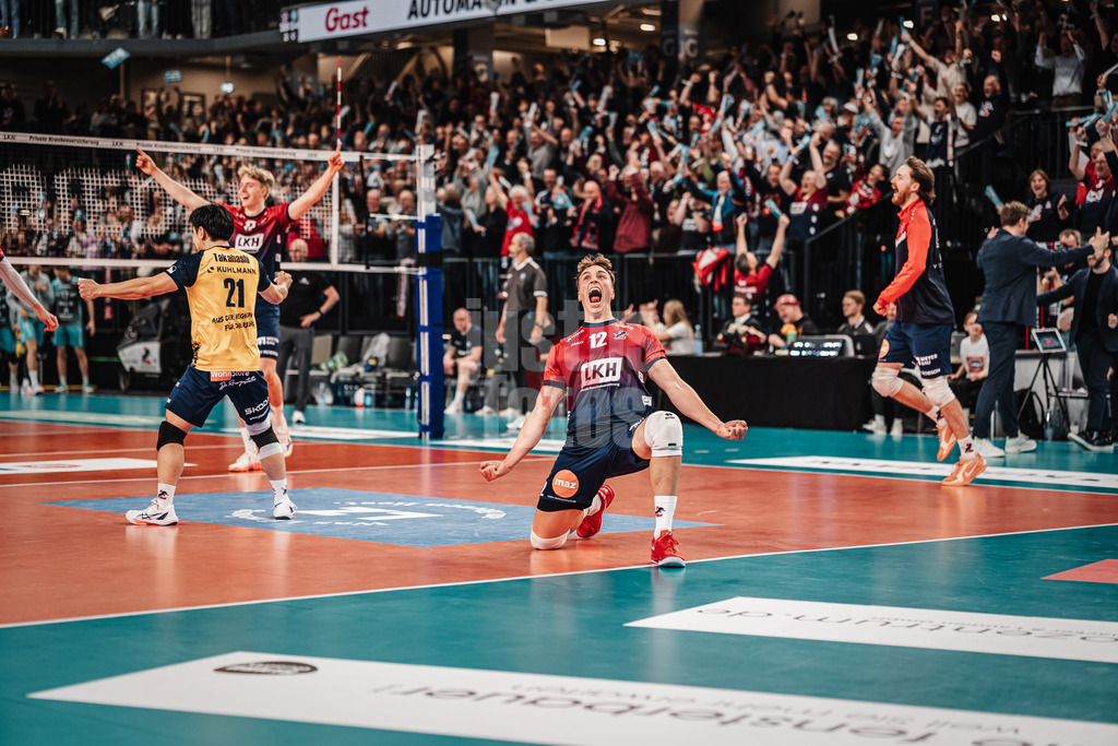 Volleyball | Herren | Saison 2025/2026 | 1. Volleyball Bundesliga Männer | DVV Pokal Halbfinale | SVG Lüneburg vs. SWD powervolleys Düren | 16.12.2025 | Lüneburg jubelt nach dem Sieg und dem Einzug in das zoi DVV Pokalfinale, in der Mitte Santeri Välimaa (#12, SVG Lüneburg)