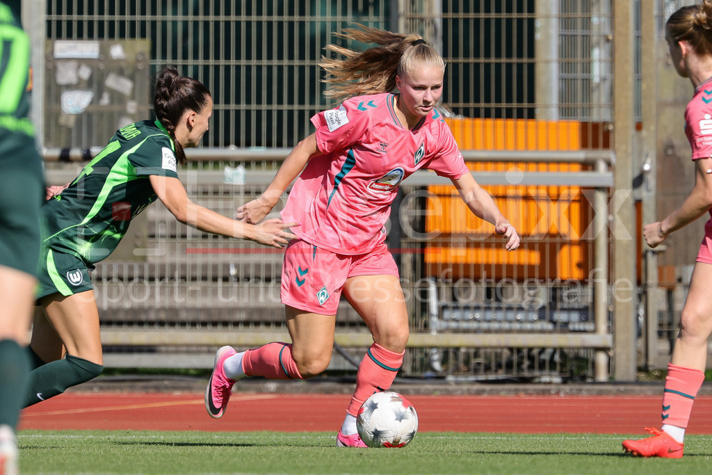 Fussball, Testspiel Frauen, SV Werder Bremen - VfL Wolfsburg | v.li.: Joelle Wedemeyer (VfL Wolfsburg, 24) und Isabella Jaron (SV Werder Bremen, 11) im Zweikampf, Duell, Dynamik, Aktion, Action, Spielszene